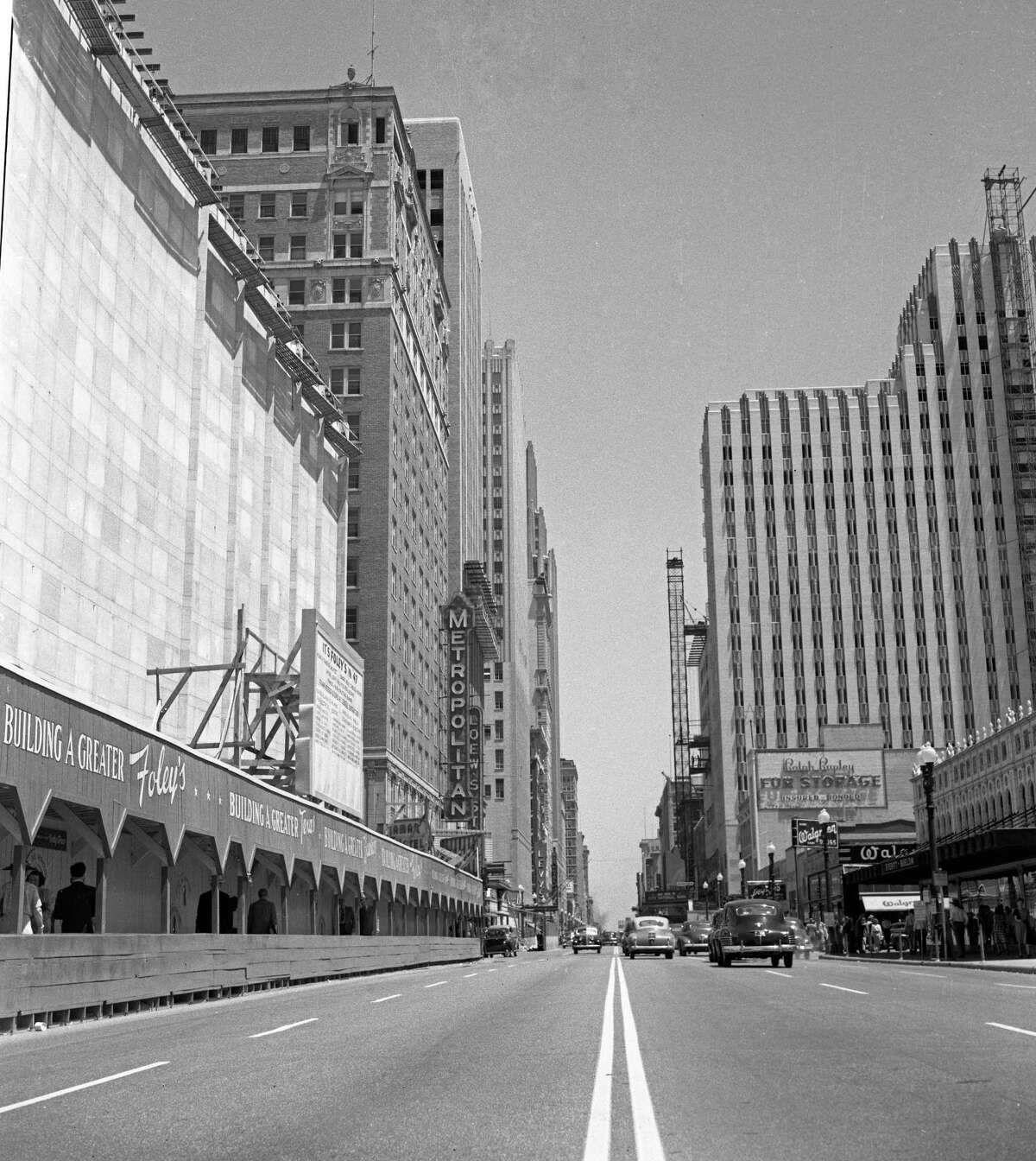 200,000 Visit New Foley's Opening Day