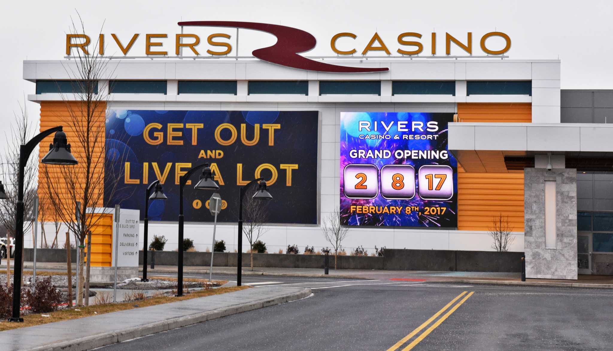 Woman charged after bomb threat at Rivers Casino, Schenectady hotel