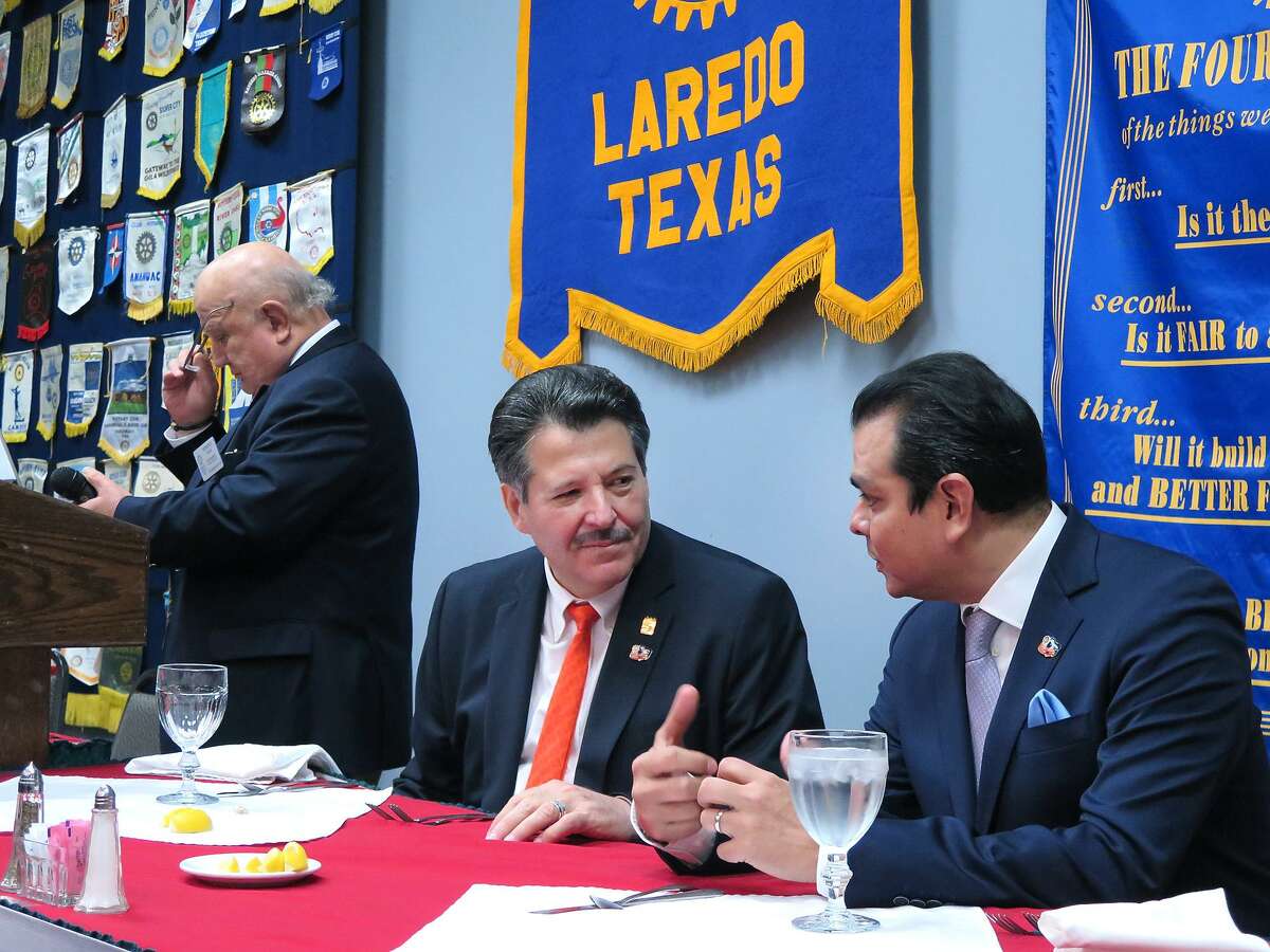 El alcalde de Laredo, Pete Sáenz y el alcalde de Nuevo Laredo, México, Enrique Rivas conversan en la junta del Club Rotario de Laredo. En la reunión fue anunciado que los alcaldes recibirán el premio Paul Harris el 13 de abril de 2017.