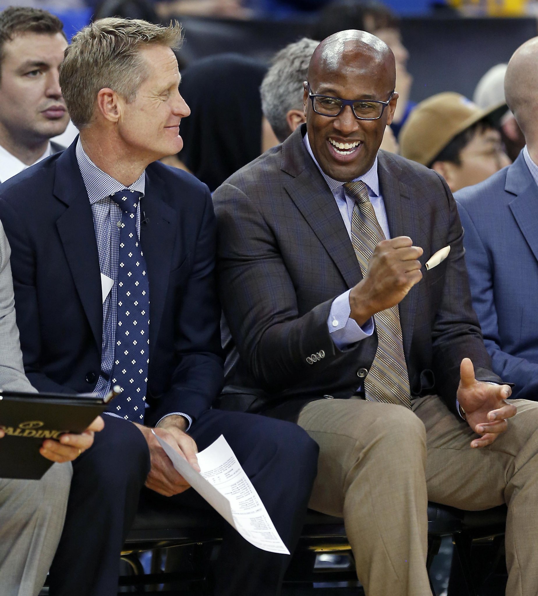 Brown ably occupies hot spot next to Kerr on Warriors’ bench
