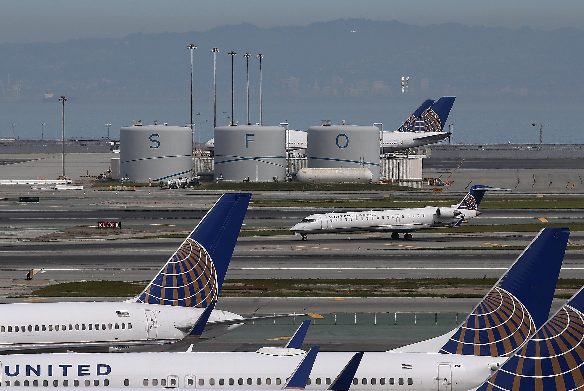 Аэропорт Сан Франциско. Сан экспресс авиакомпания. Терминал United Airlines, Чикаго. Дели Сан Франциско самолет.