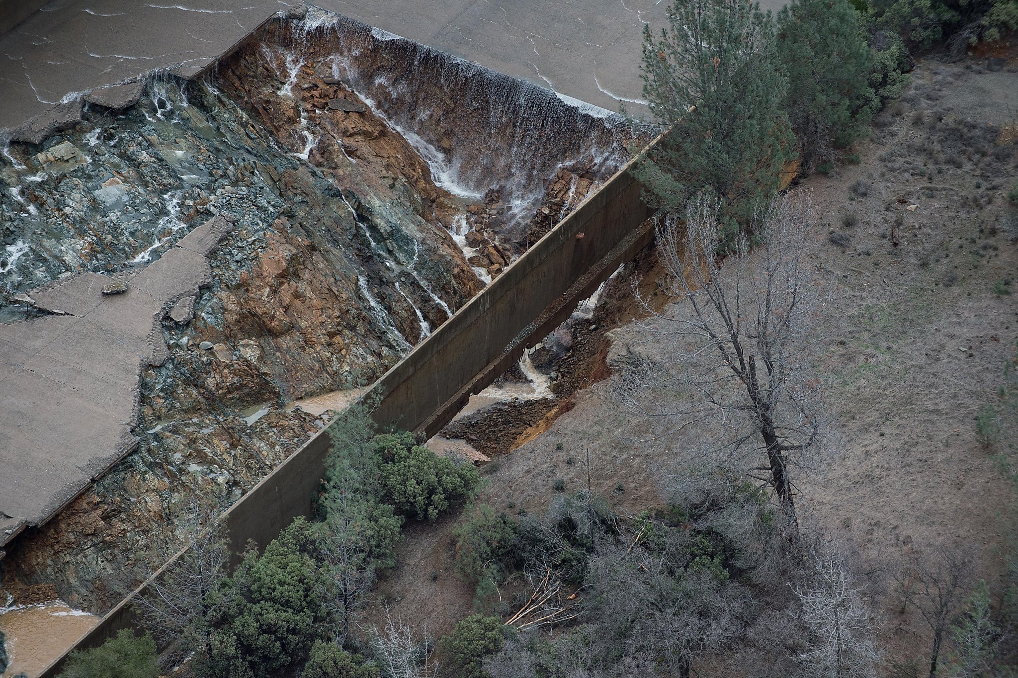 Damage to Oroville Dam spillway worsens — could cost $100 million