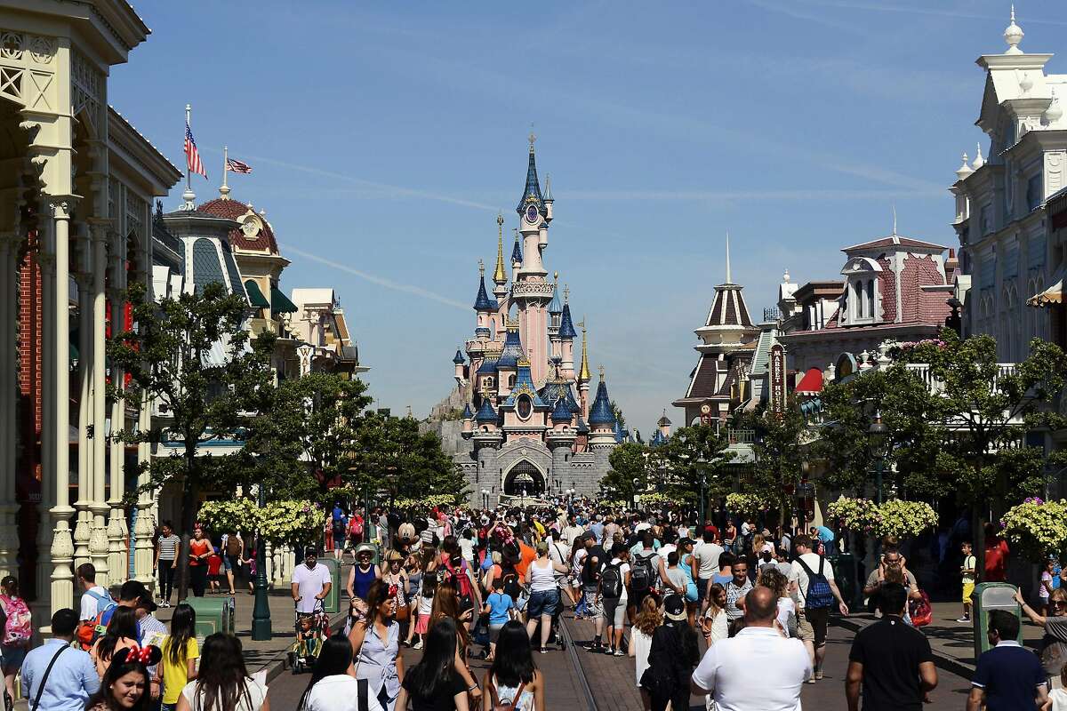 Disneyland Paris Worker Ruins Wedding Proposal Gets Booed