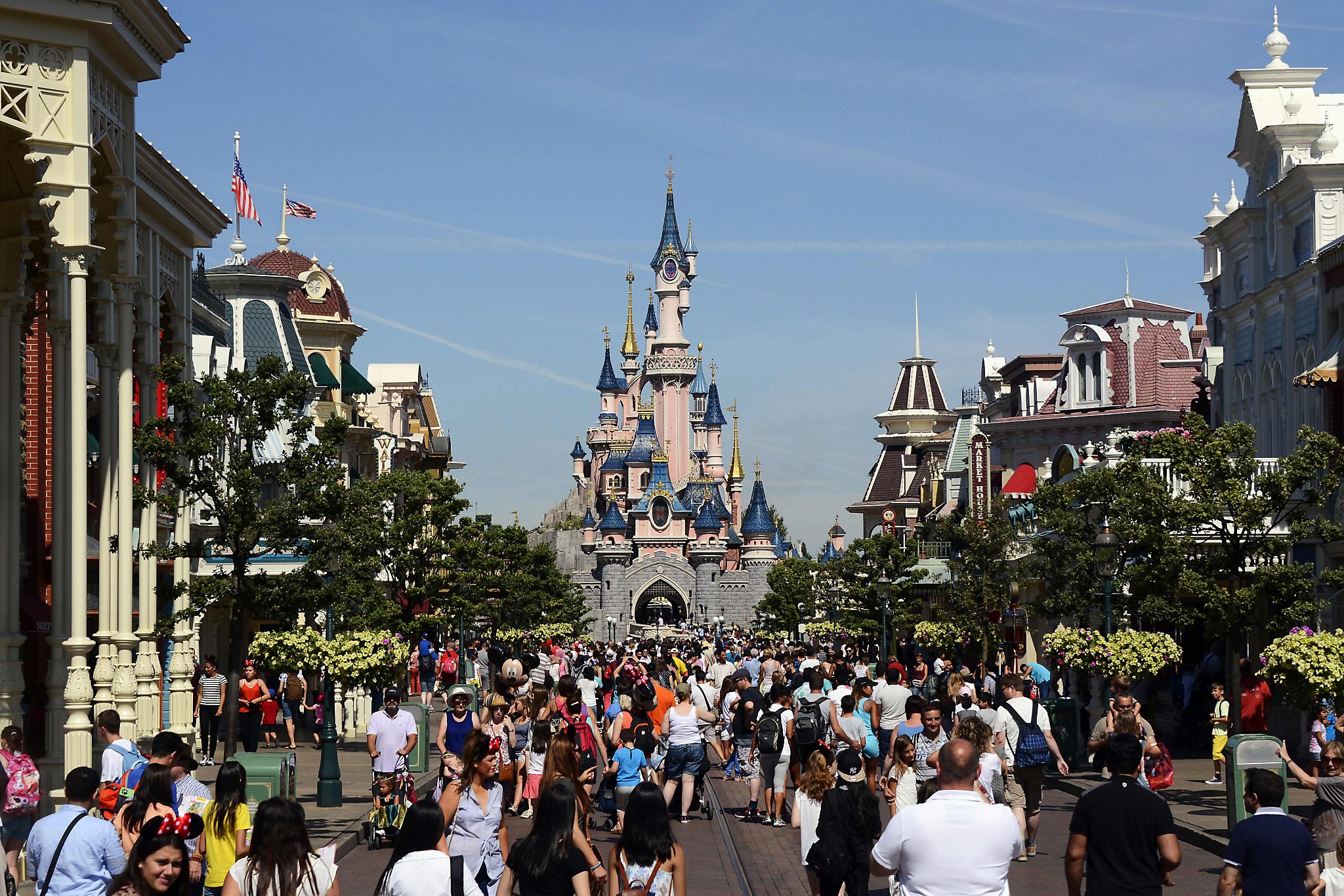 Disneyland Paris employee ruins bridal ceremony proposal, receives booed