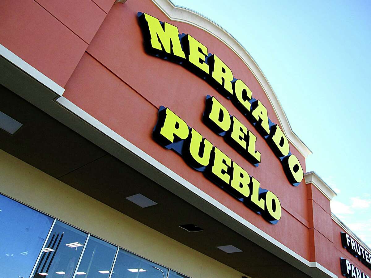 Mercado Del Pueblo grocery store and taquería on Austin Highway.