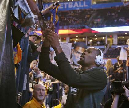kevin durant signing autographs