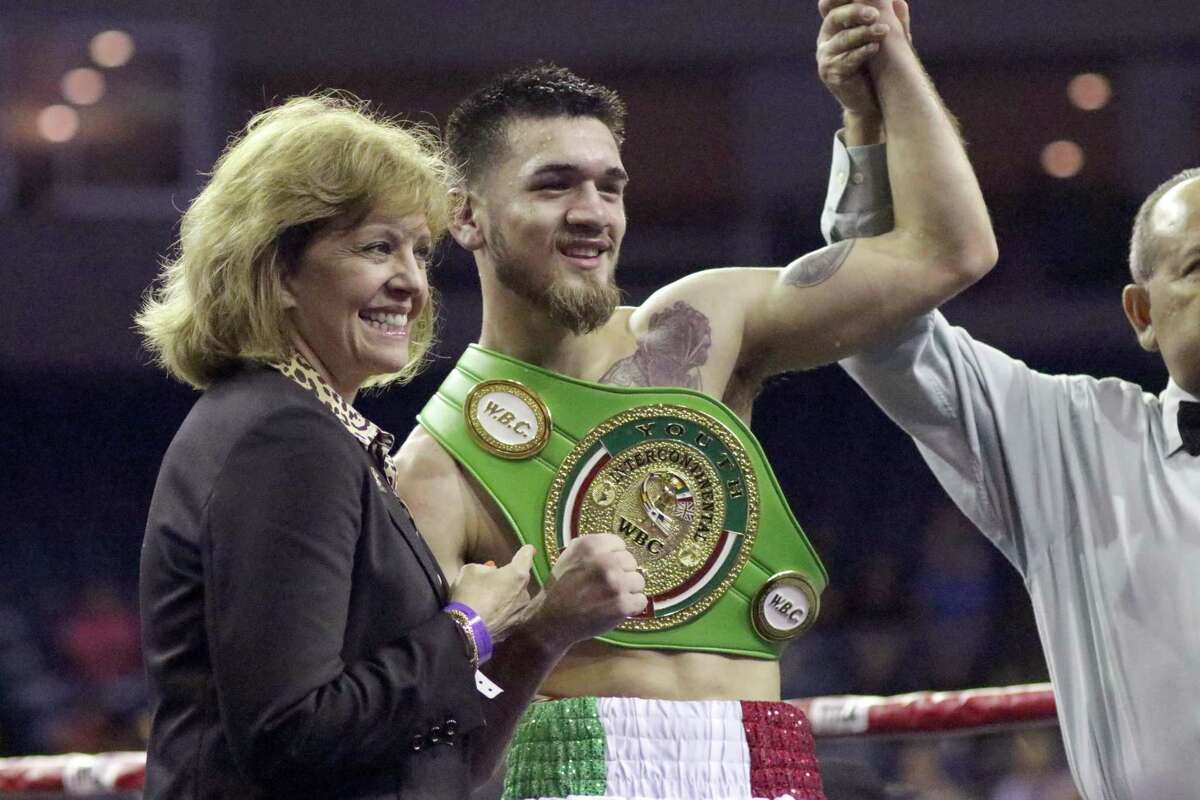 Jorge Castañeda won WBC Youth Intercontinental Super Featherweight championship belt Friday night at the LEA with a technical knockout in the eighth round against Angel Martinez.