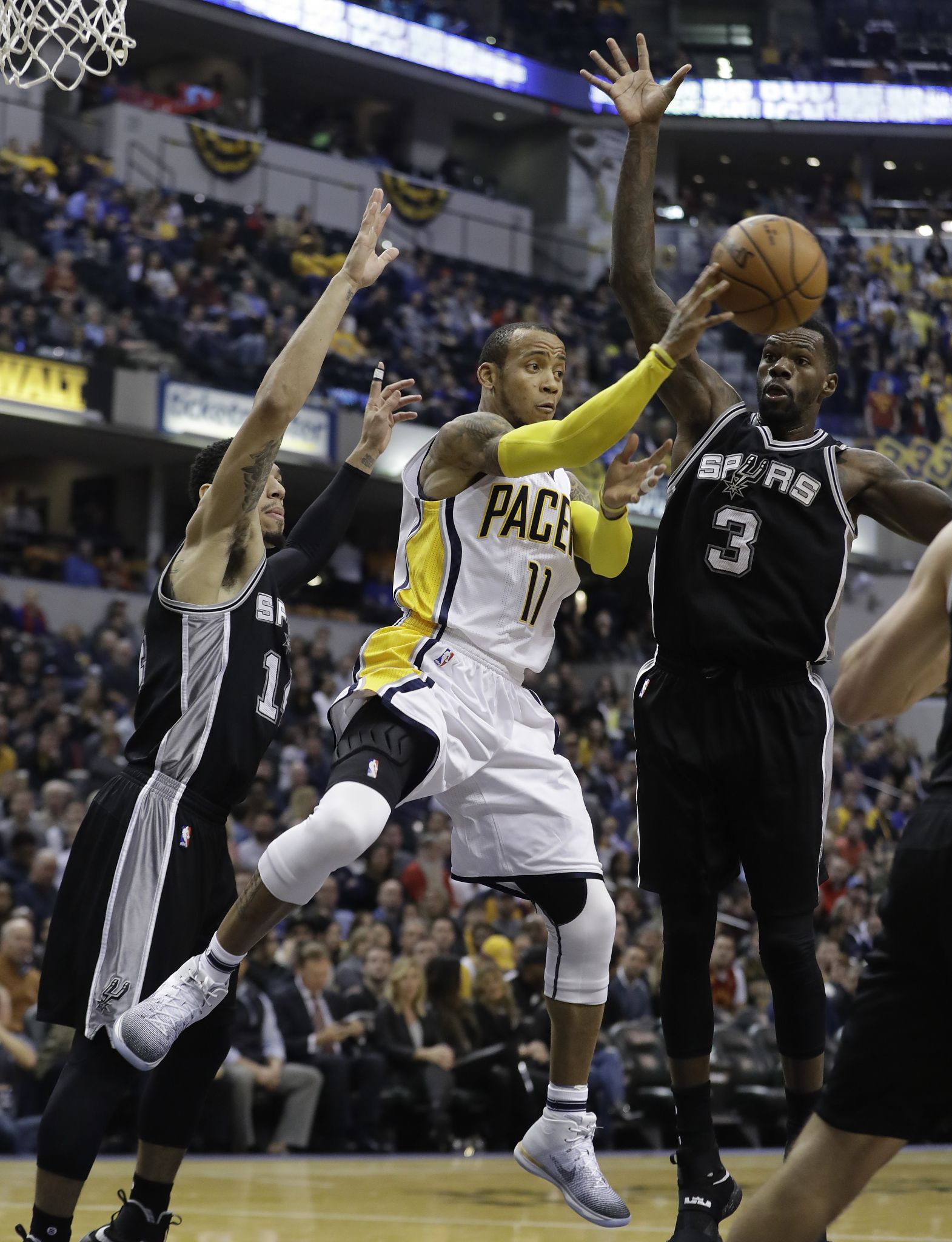 Kawhi Leonard outduels Pacers' Paul in Spurs' win