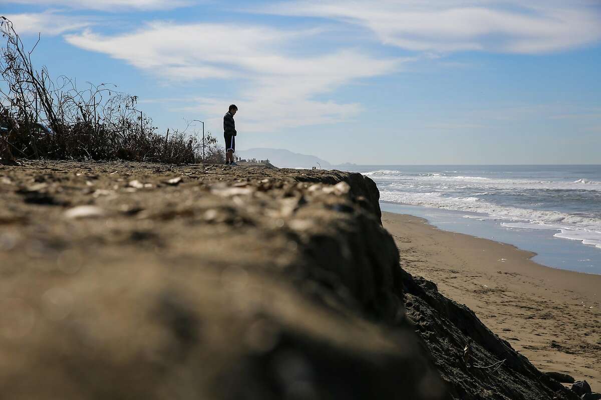 2017年2月14日，星期二，一名男子在加州旧金山眺望海洋海滩。