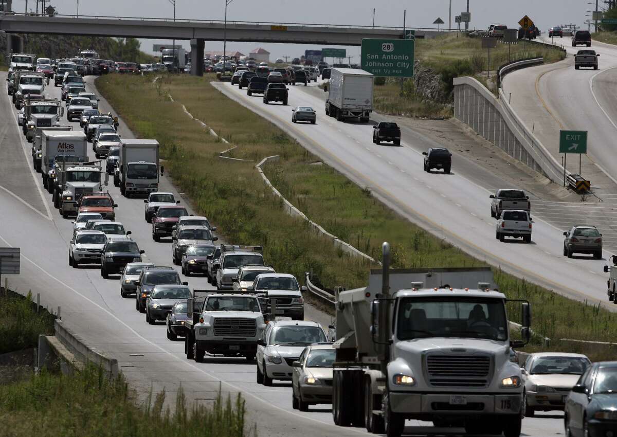 This is backed up traffic on Loop 1604 was in 2007 near the Gold Canyon exit just east of US 281 north. But, if anything, the congestion is likely even more severe 10 years later, another reason for toll roads on 1604.