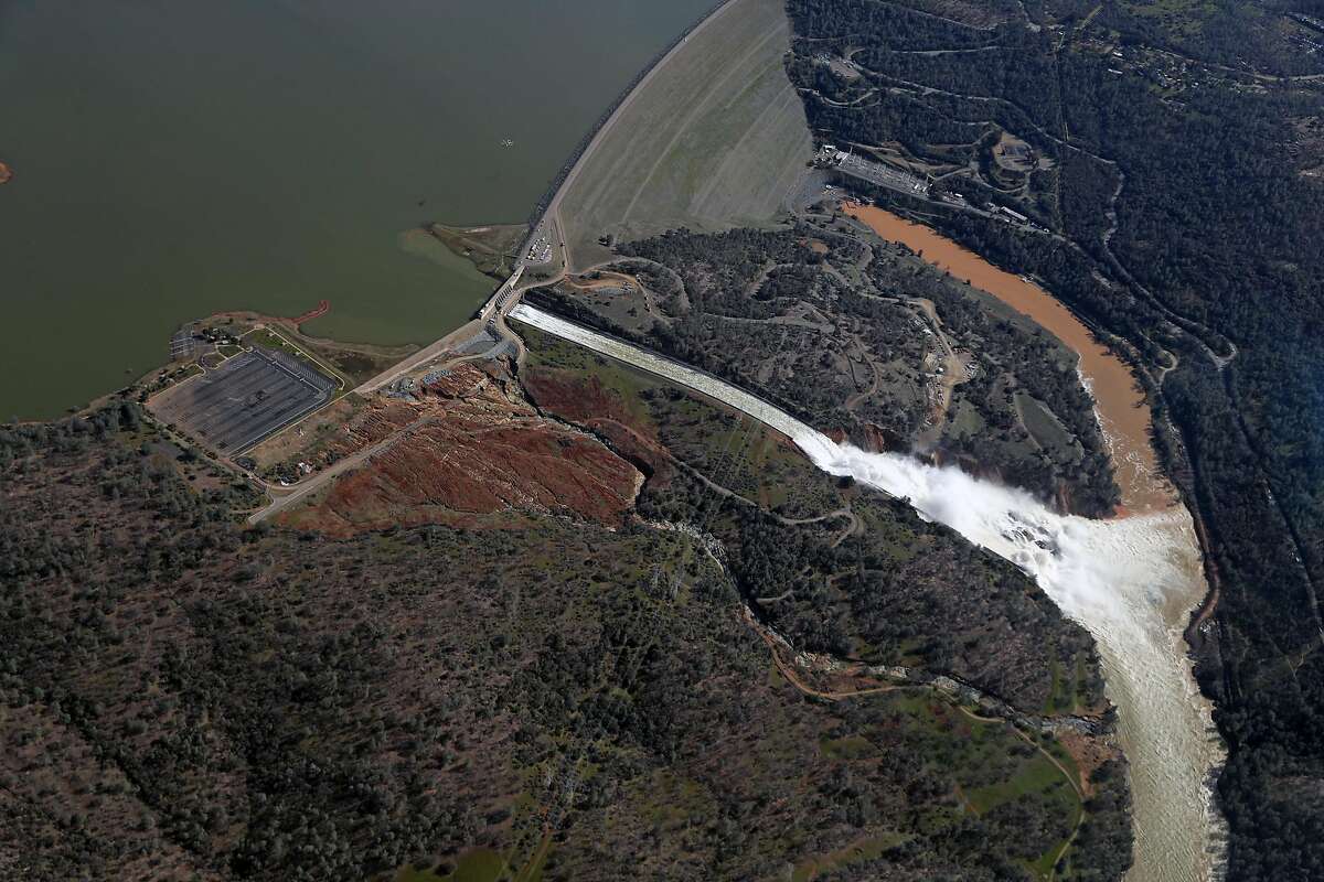 Oroville Dam: A Story Of A Catastrophe Told Through Photos