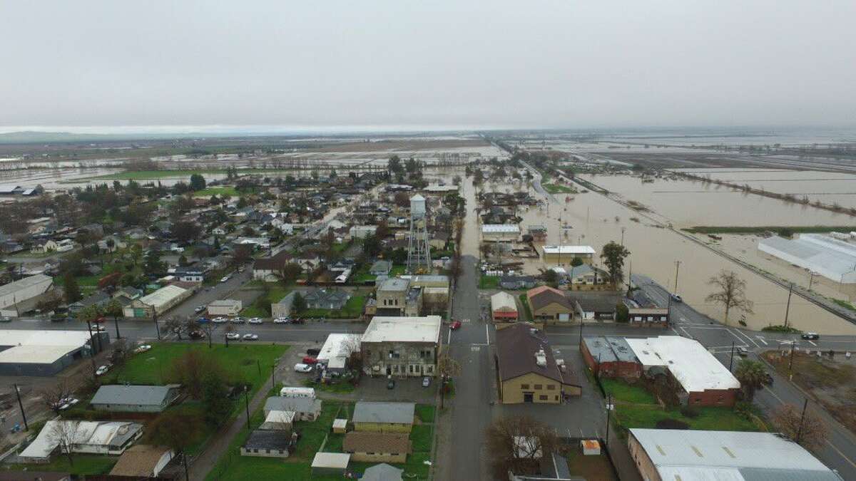 Dramatic photos Northern California town of Maxwell flooded, people