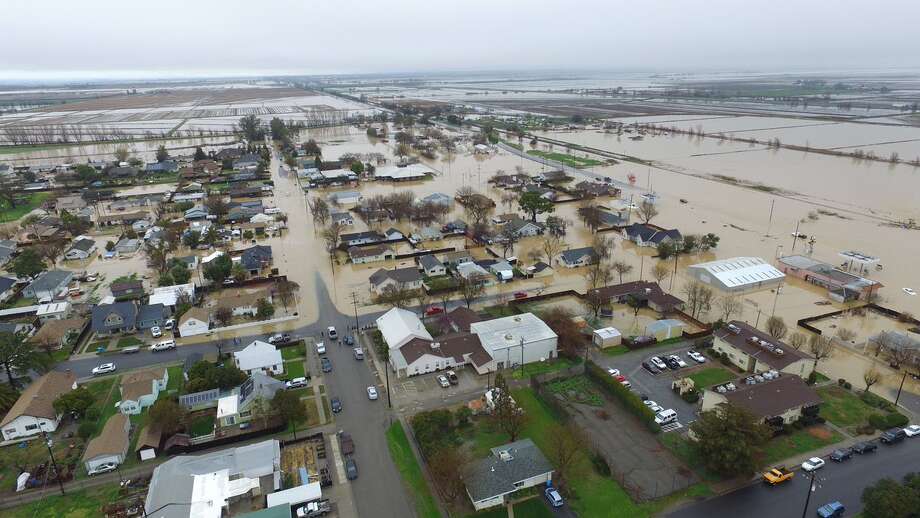 Dramatic photos Northern California town of Maxwell flooded, people