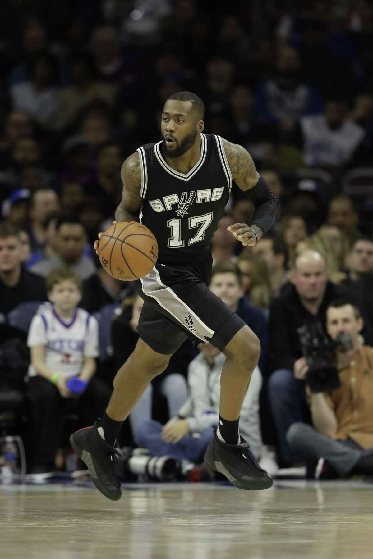 Spurs swingman Jonathon Simmons charges up the court against the 76ers at Philadelphia on Feb. 8.