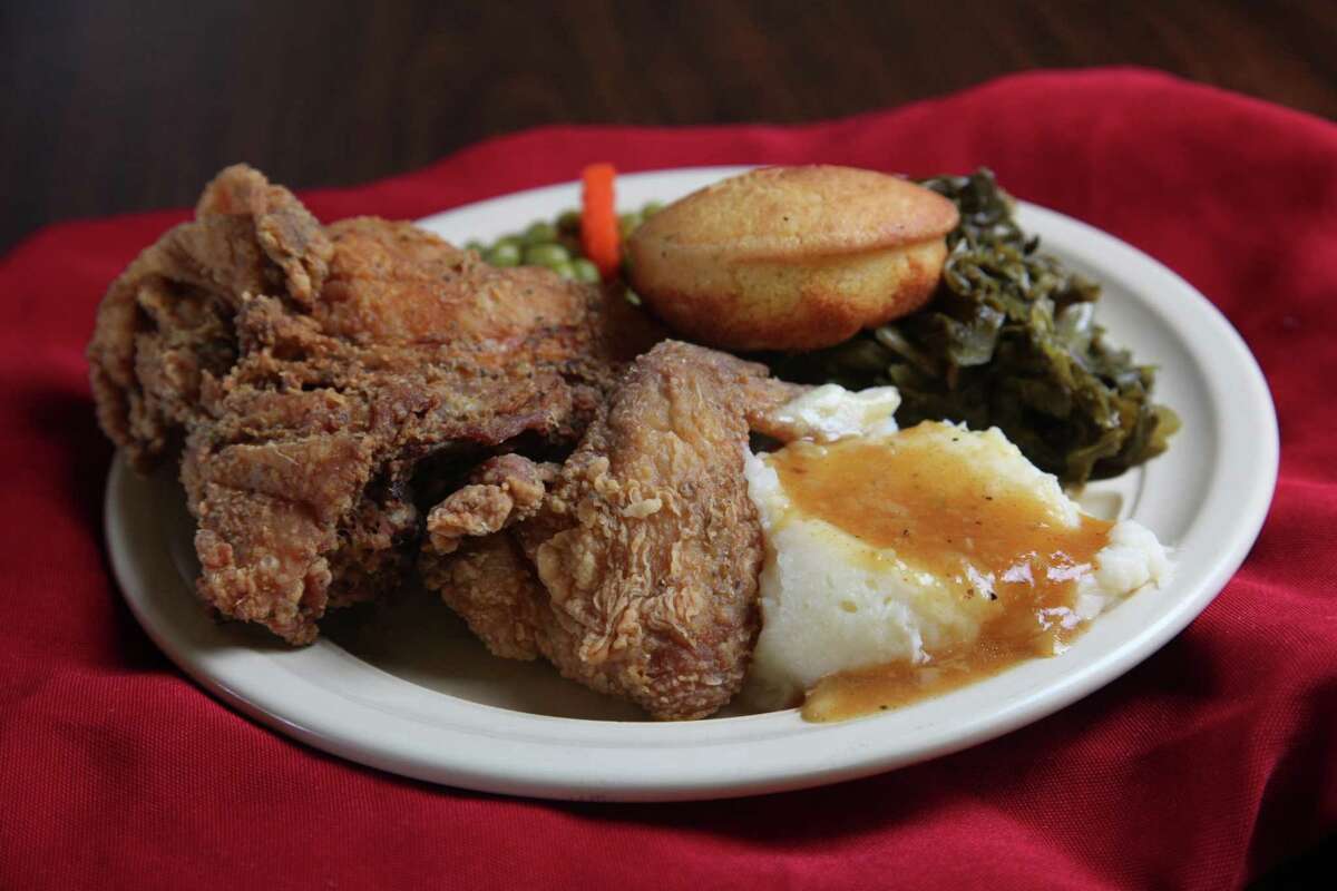 Fried chicken with mashed potatoes, green beans, green peas, carrots and cornbread.