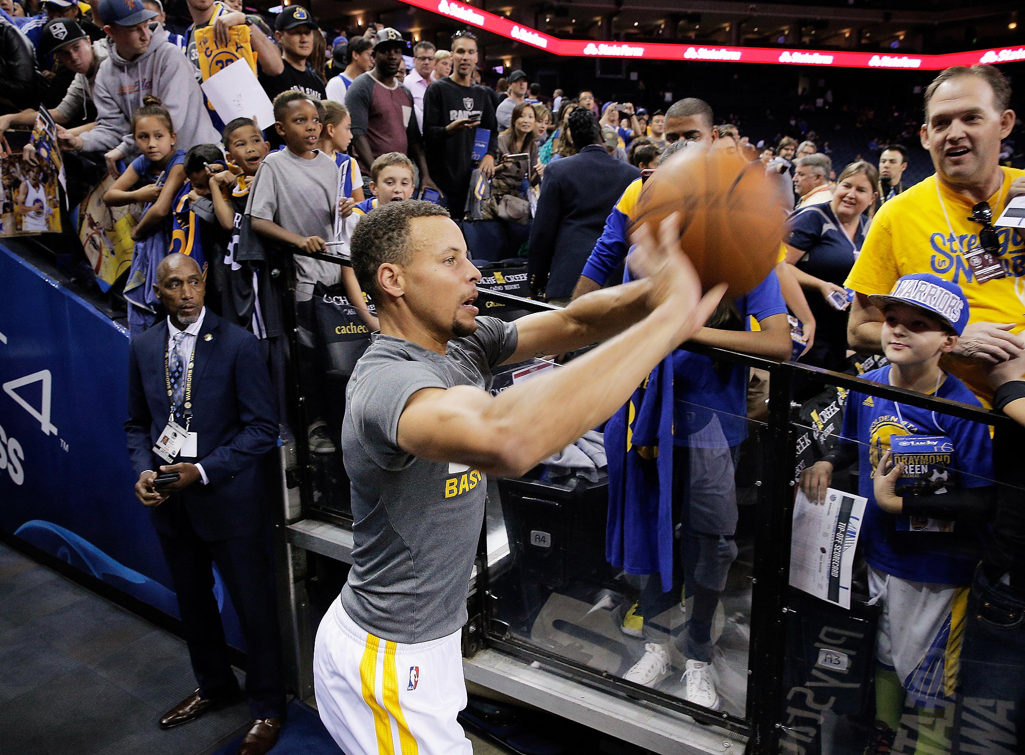 Steph Curry shows up to Game 5 'all business' in a three-piece suit