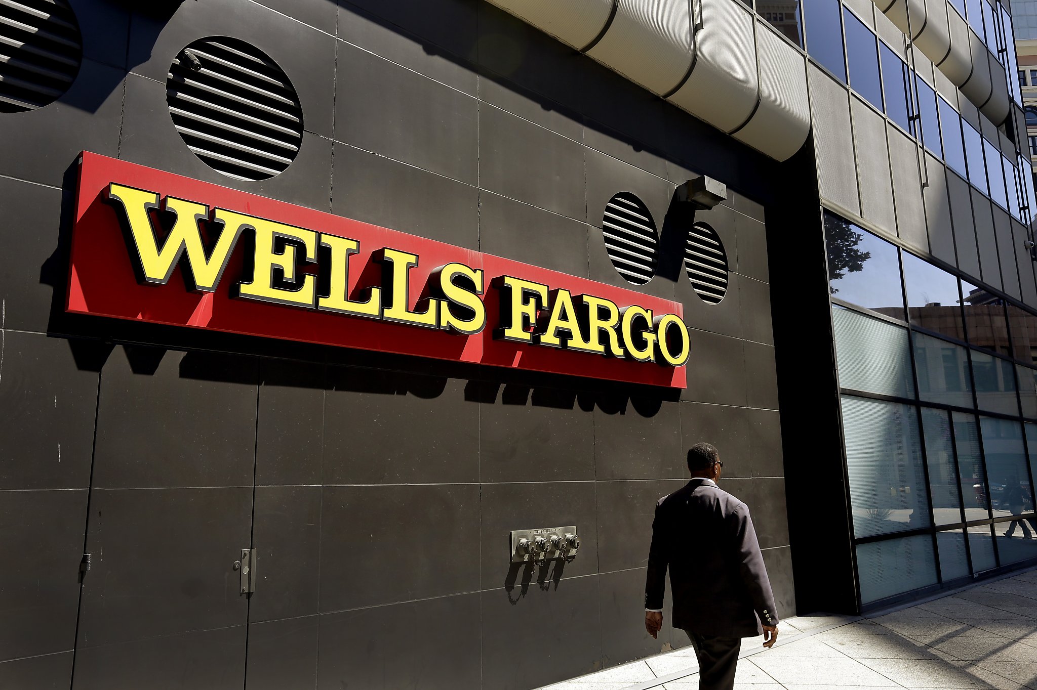 Банк принял. Wells Fargo. Веллс Фарго. Банк Фарго. Wells Fargo Bank USA.