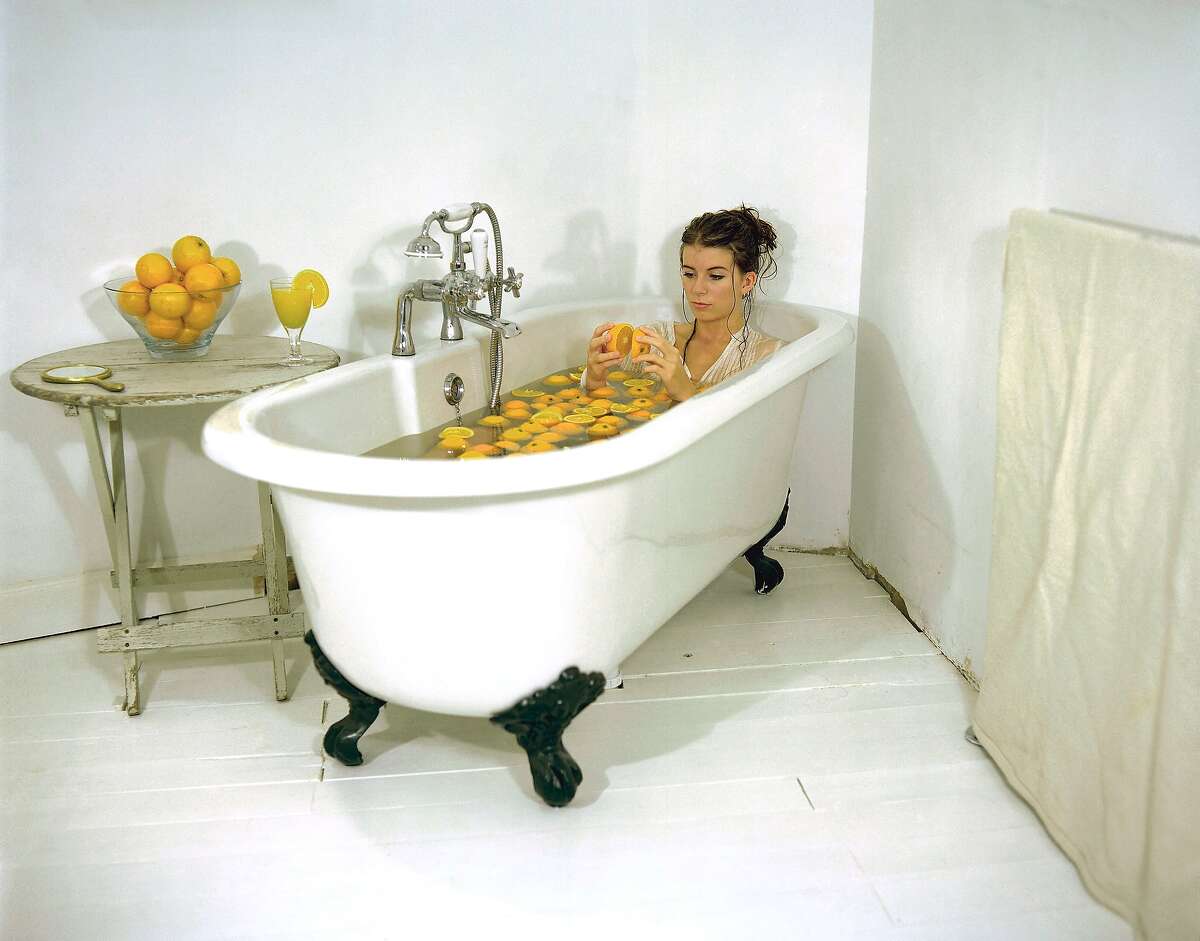 Redditors are sensuously eating oranges in the shower