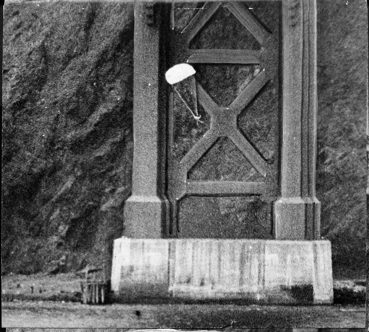 1949年4月15日，编年史摄影师鲍勃·坎贝尔拍摄了10张照片，记录了跳伞运动员罗伯特·奈尔斯第二次成功从金门大桥上跳伞的过程