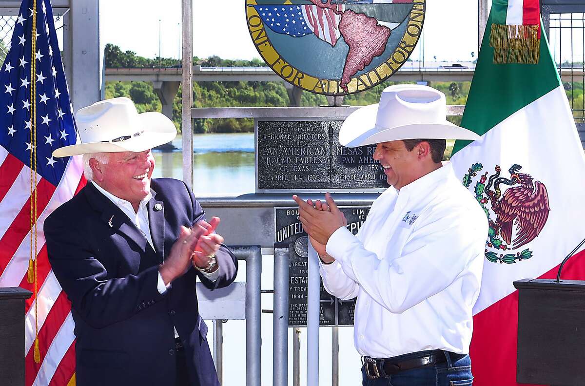 El gobernador de Tamaulipas Francisco García Cabeza de Vaca y el comisionado de agricultura en Texas, Sid Miller, se reunieron el jueves a mitad del Puente Internacional Portal a las Américas para discutir la importancia de una relación amistosa entre Texas y Tamaulipas.