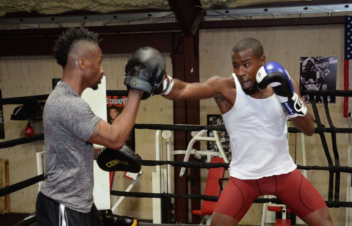 Beaumont's Quanits Graves fights for pro boxing championship title