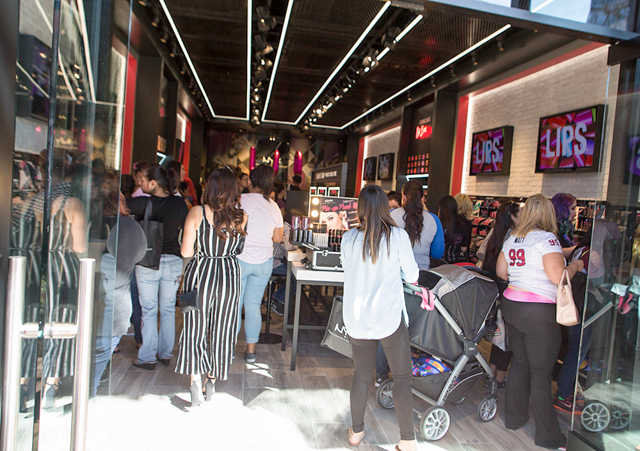 Shops at La Cantera now allows visitors to drink alcohol while shopping