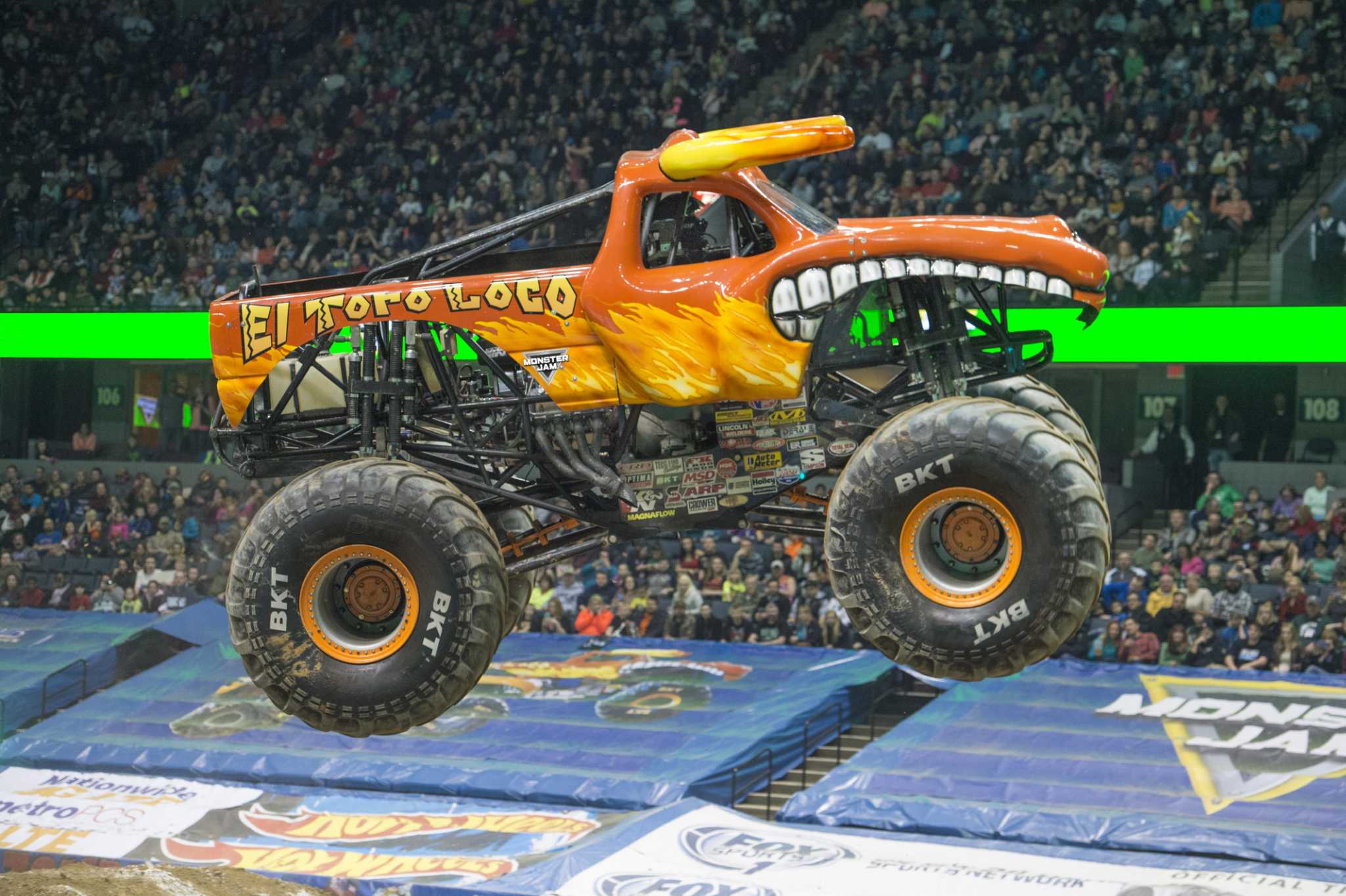 Включи машины монстры. Монстр трак el Toro. Торо Локо монстр трак. Monster Jam el Toro Loco. Монстр-траки мультфильм 2016.