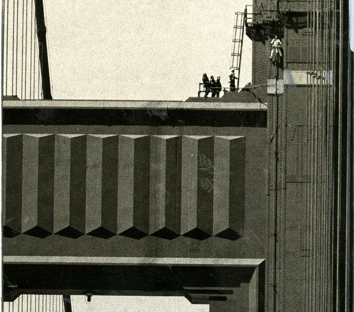 1981年5月1日，戴夫·阿吉拉尔爬上金门大桥的塔顶，以引起人们对近海钻探的注意