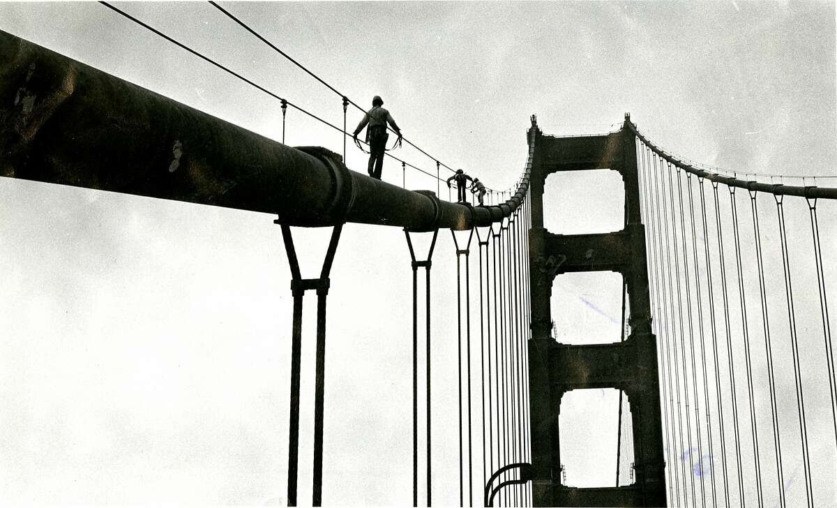 3名加州理工大学的学生爬上金门大桥的缆绳，玩得很开心。照片由詹姆斯·杜克斯中士拍摄，加州公路巡警。照片拍摄于1977年9月1日，页18