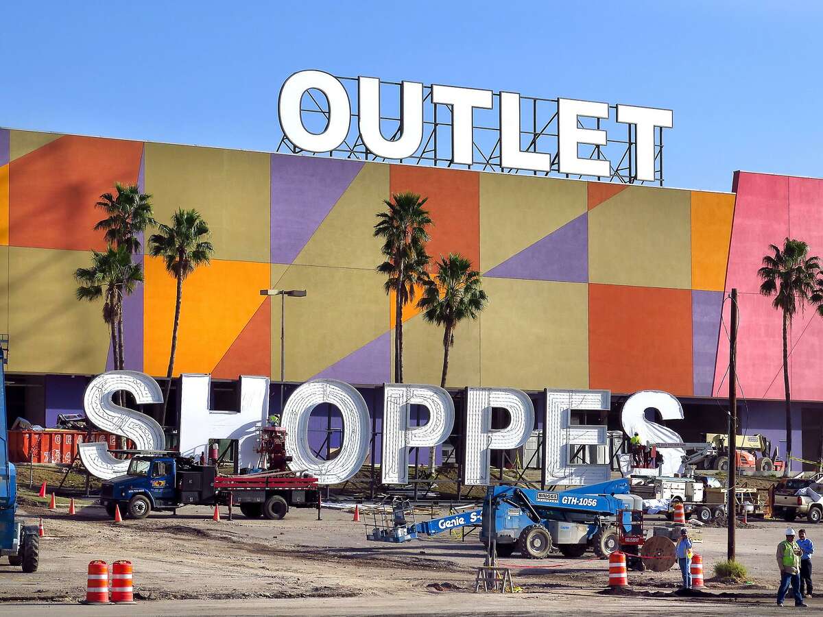 El equipo de construcción estuvo presente desde temprano colocando el letrero luminoso para los Outlet Shoppes que abrirán sus puertas el próximo mes de marzo.