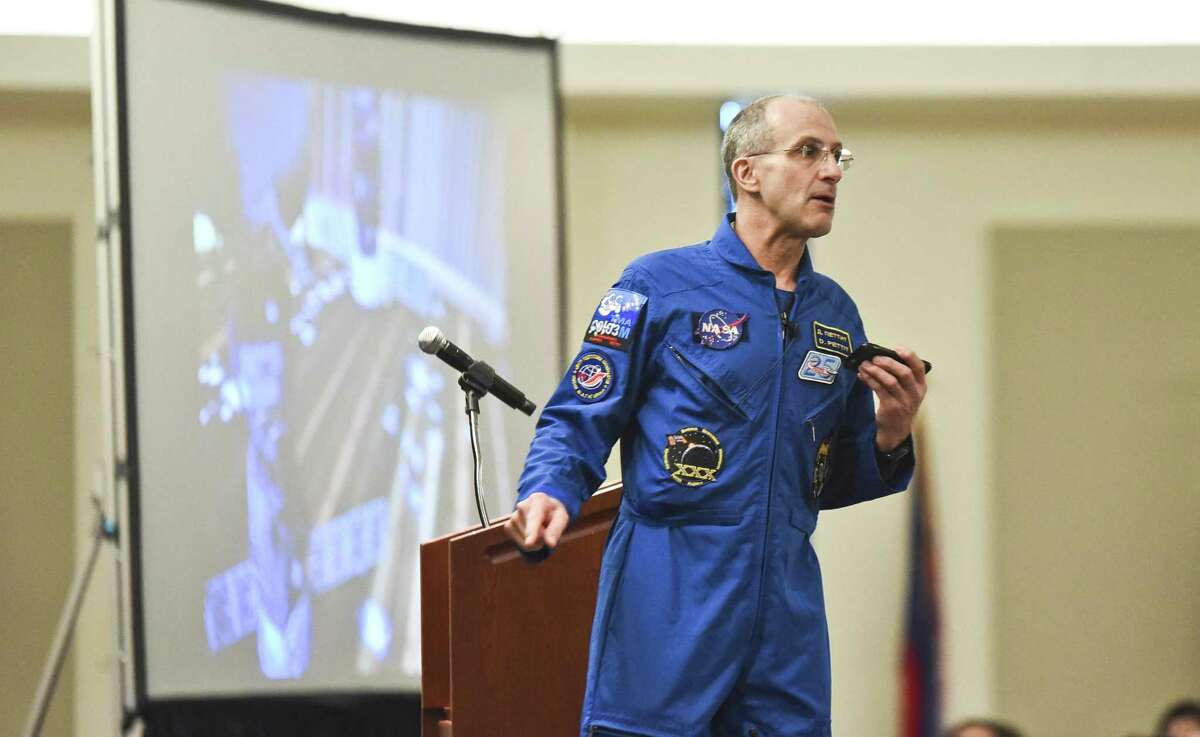 El astronauta de la NASA Donald R. Pettit habla a un grupo de niñas de sexto grado y a estudiantes de preparatoria el viernes, acerca de la rutina diaria de un astronauta en la Estación Espacial Internacional en el Centro Estudiantil de TAMIU durante el evento TAMIU STEM Alliance.