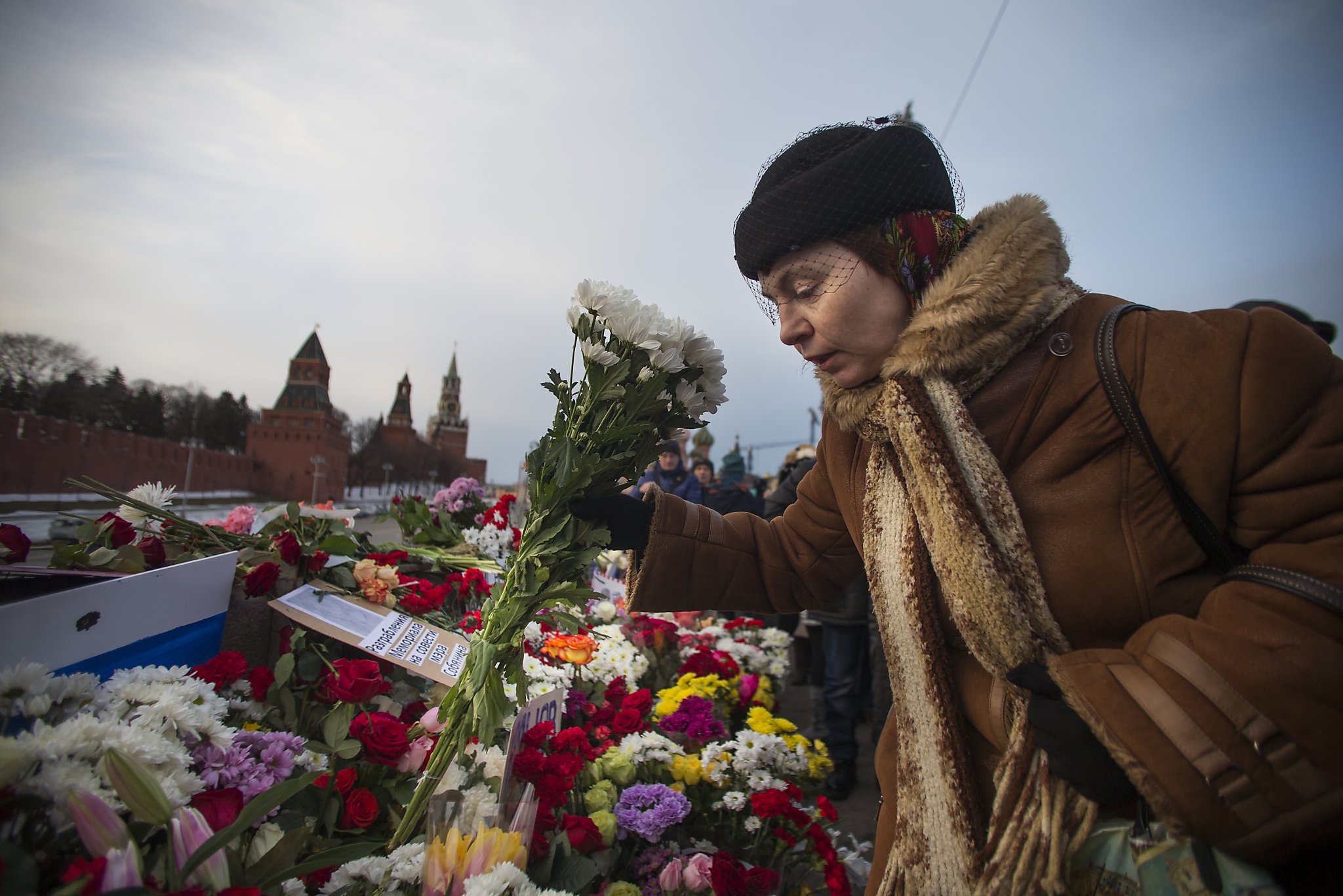 Thousands honor slain opposition leader in Moscow