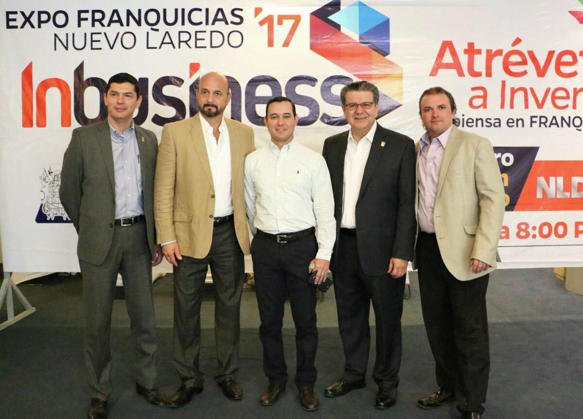 Carlos W. Talancón, segundo desde izquierda y Edgardo Pedraza Quintanilla, al centro, junto a otros funcionarios realizaron mesa de trabajo para fortalecer la economía local.