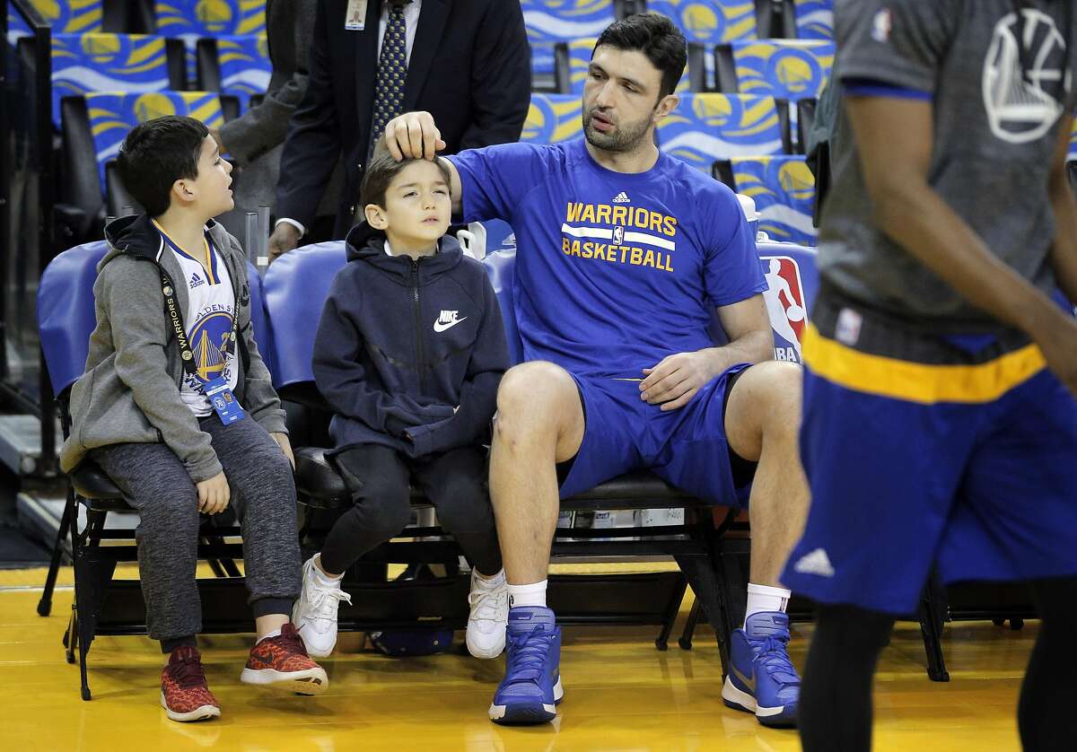 Zaza Pachulia shaves Warriors staffer's beard in time for team photo