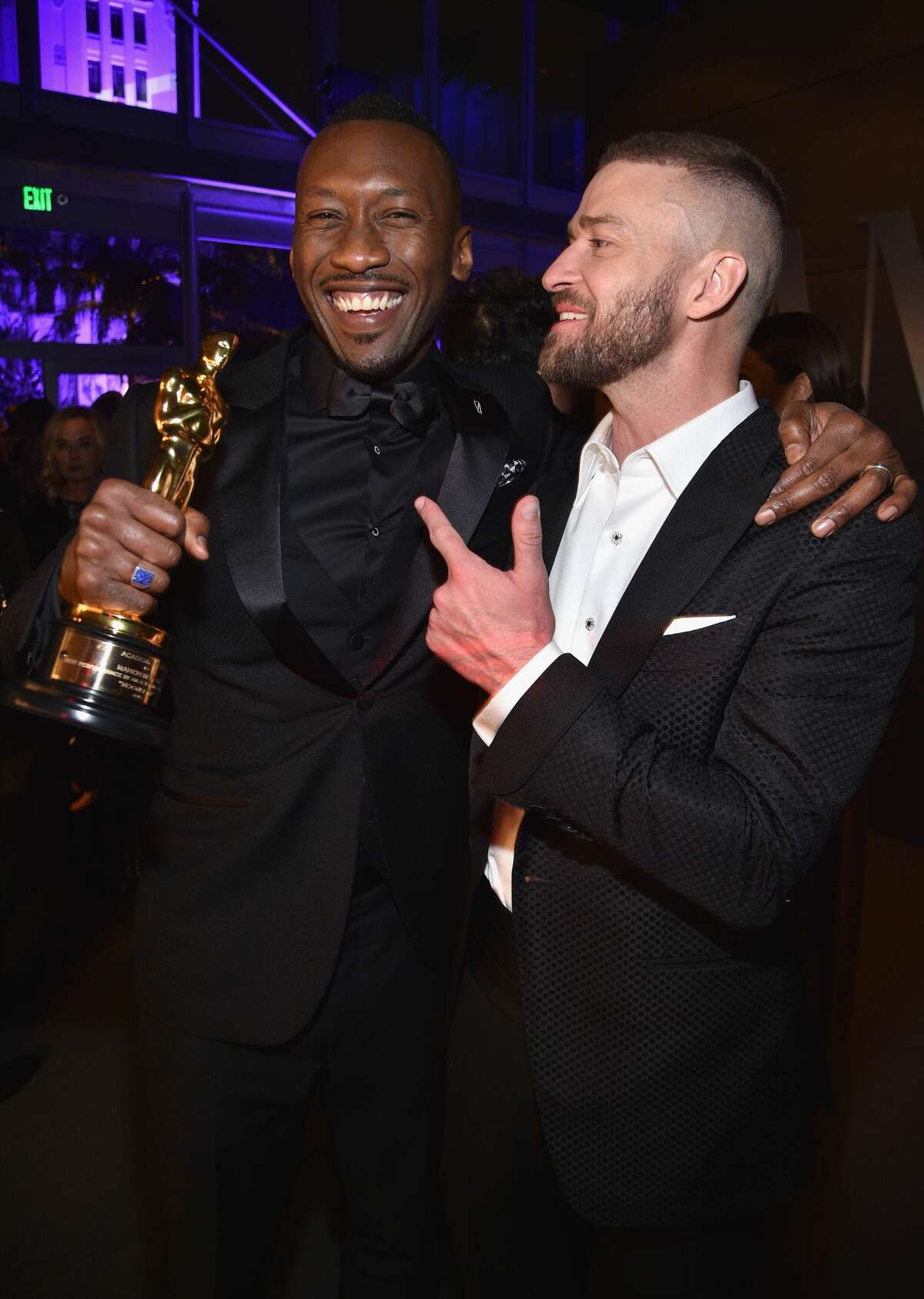 Actor Mahershala Ali (L) and singer/actor Justin Timberlake attend the 2017 Vanity Fair Oscar Party hosted by Graydon Carter at Wallis Annenberg Center for the Performing Arts on February 26, 2017 in Beverly Hills, California.