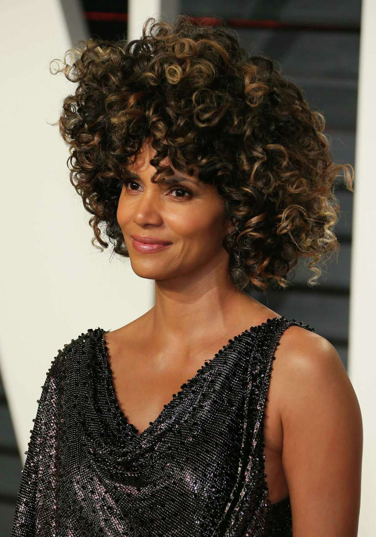 Halle Berry's Oscar hair gets mixed reviews