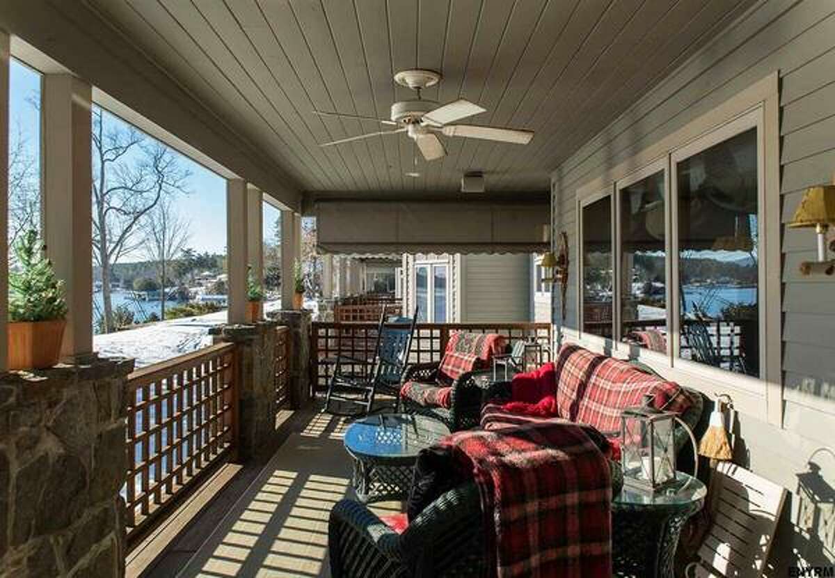 4 homes on the market in Lake