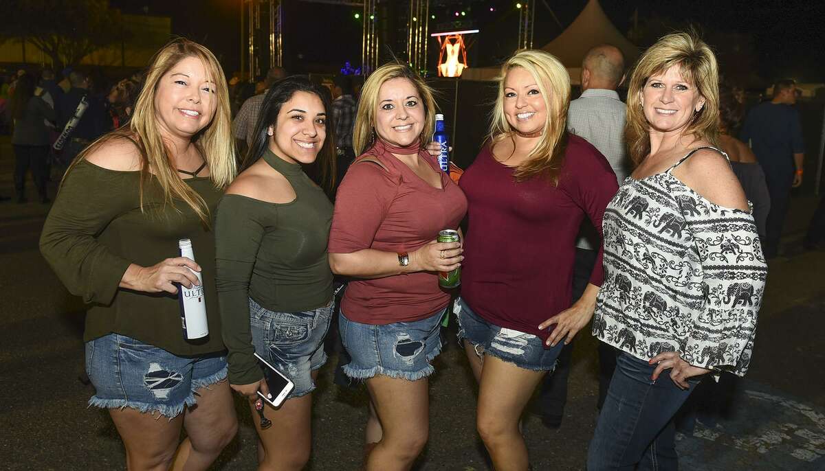 Connie Álvarez, Keisha Guerrero, Candy Lee, Yvonne Villarreal y Kristen Cain en El Metro Park and Ride durante el Jalapeño Festival.
