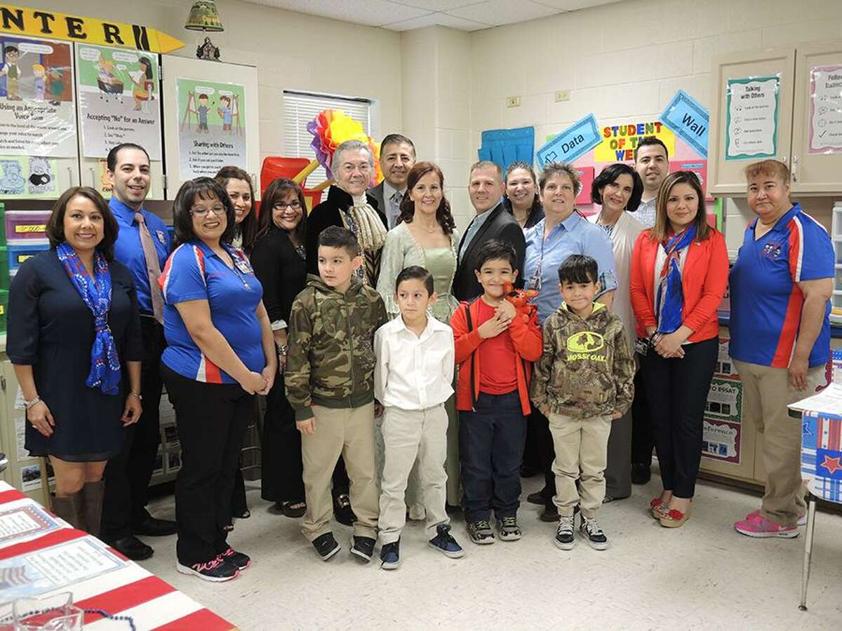 Melinda Holguin's students and special guests from the Society of Martha Washington’s Sons and Daughters of Liberty and United ISD pose for a photo.