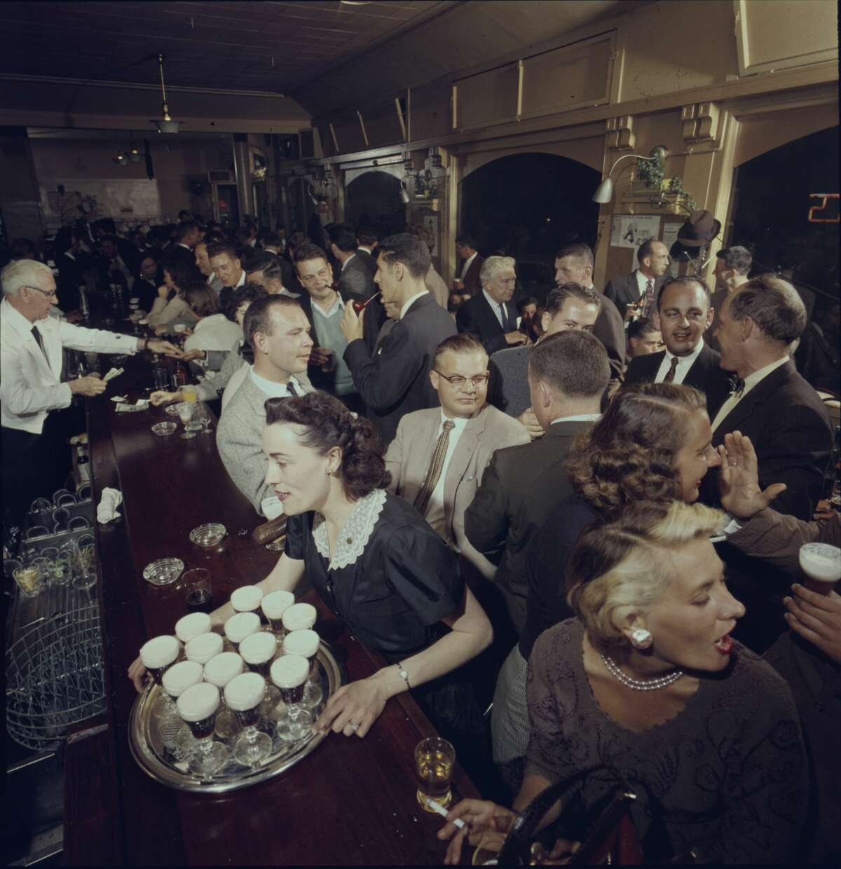 Stunning color photos show San Francisco's wild 1950s nightlife