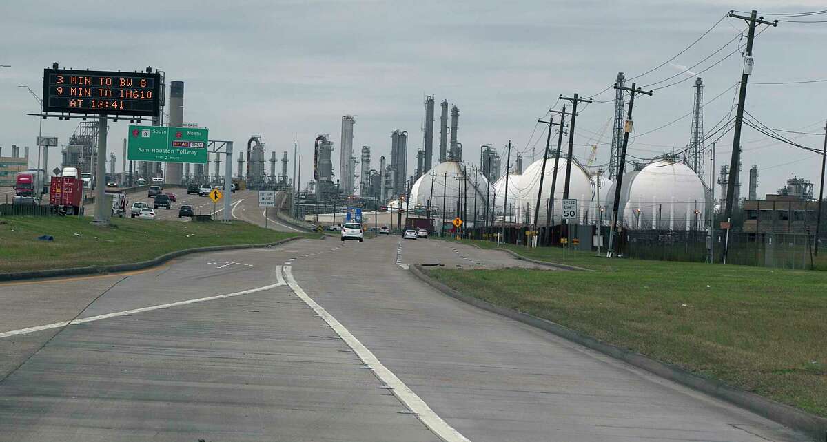 A refinery along highway 225 Wednesday, Jan. 25, 2017, in Dear Park. ( James Nielsen / Houston Chronicle )