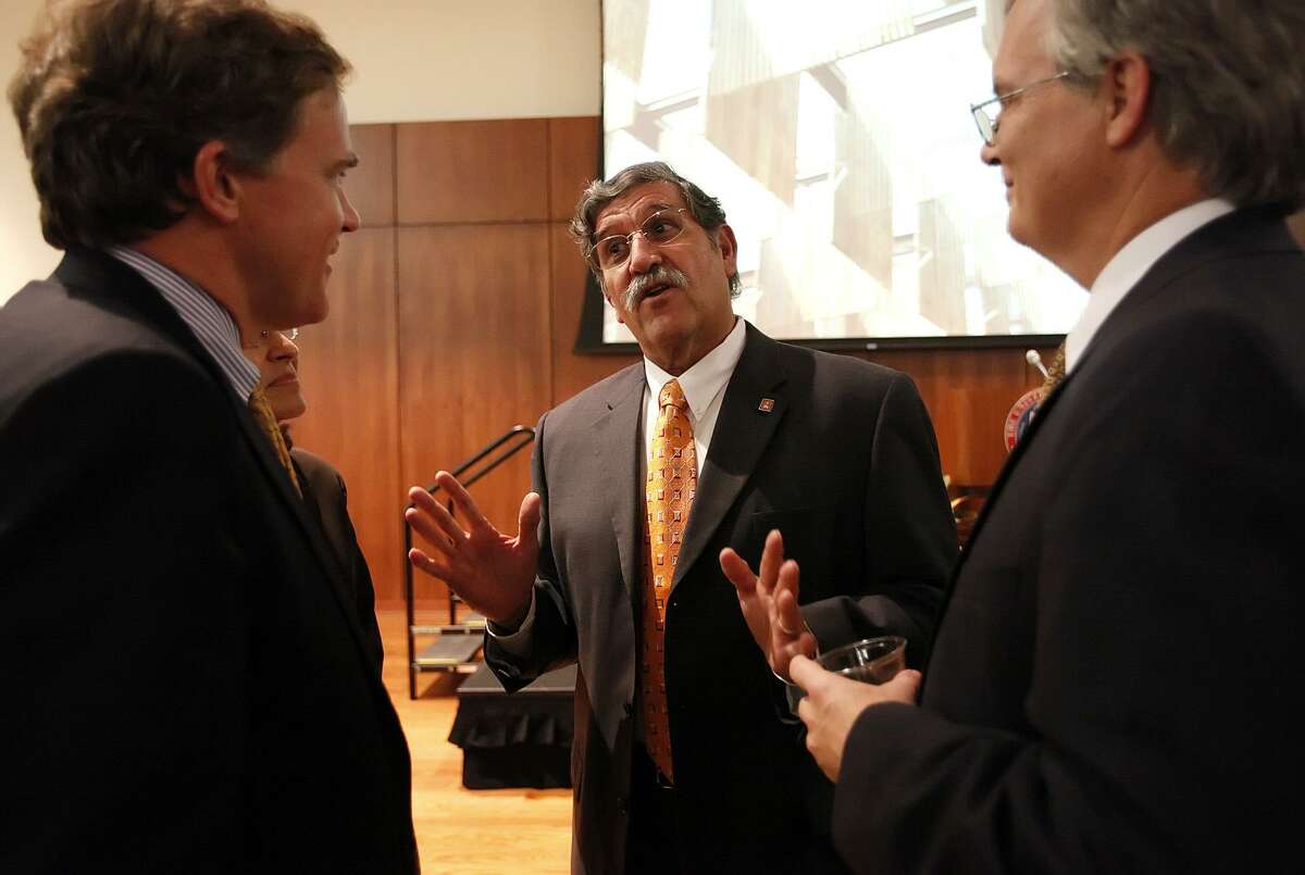 Dr. Ricardo Romo (center), president of UTSA, chats with guests including Texas lawmaker Dan Branch of Dallas (left) and UTSA provost and vice president for academic affair John Frederick (right) before his State of the University address on campus on Tuesday, Sept. 29, 2009. Kin Man Hui/kmhui@express-news.net