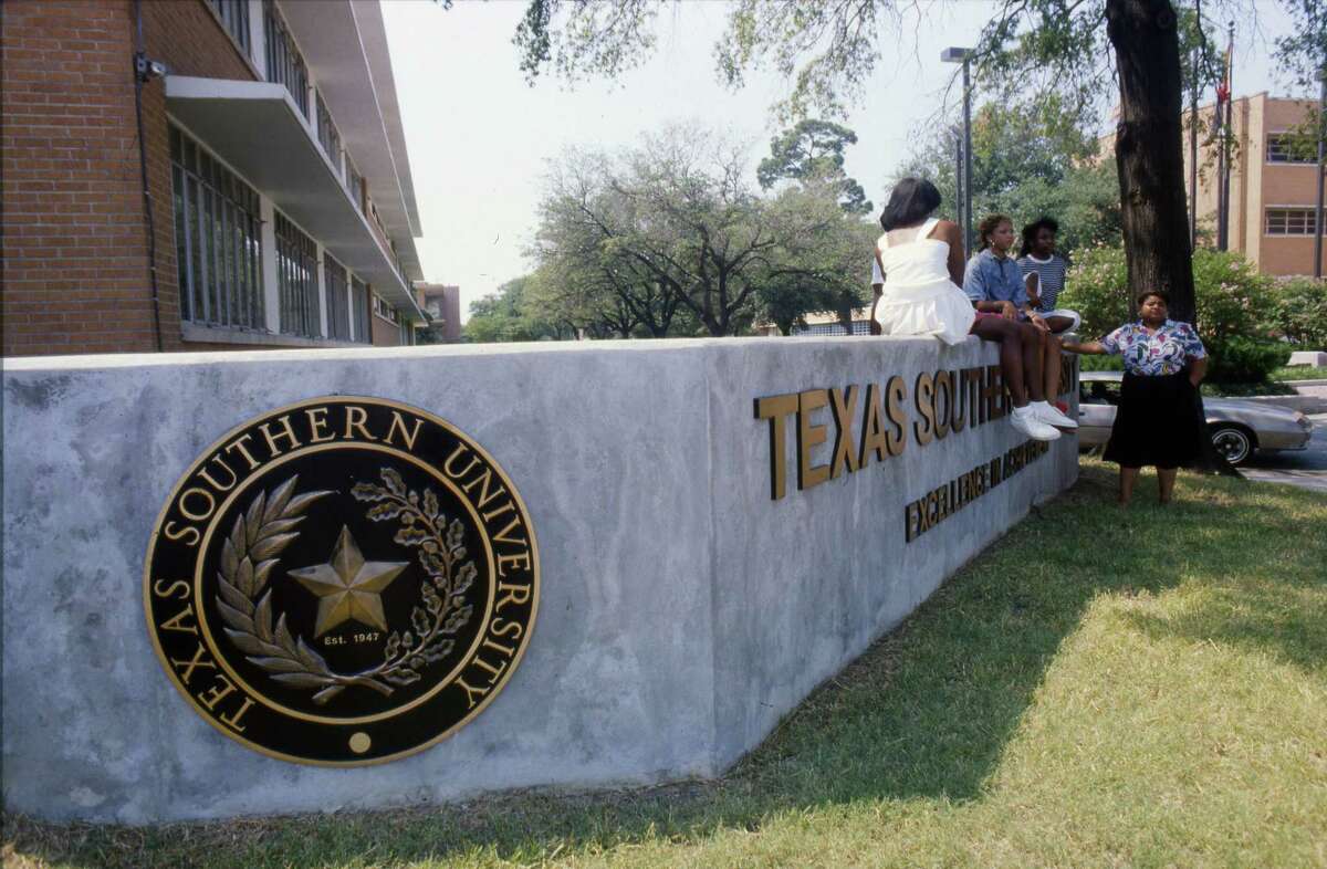 09/04/1987 - Texas Southern University students (L-R) Marie Celestine, David Nunn, Deborah Jackson, Veronica McClendon and Deborah Watson hangout at the TSU sign at Tierwester.