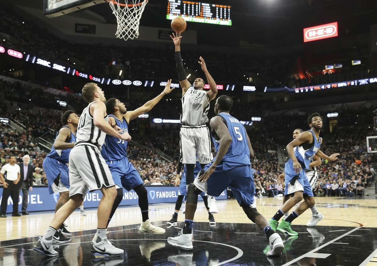 LaMarcus Aldridge takes a jumper in the lane as the Spurs host the Timberwolves at the AT&T Center on March 4, 2017.