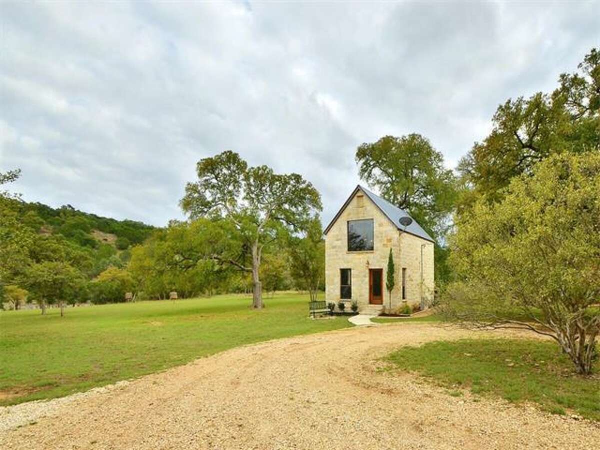 A one-room cottage in Dripping Springs, Texas was the belle of the ball recently on Realtor.com, but this isn’t just any cottage. It comes with a price tag of just over half a million dollars and is set in the heart of the Hill Country.