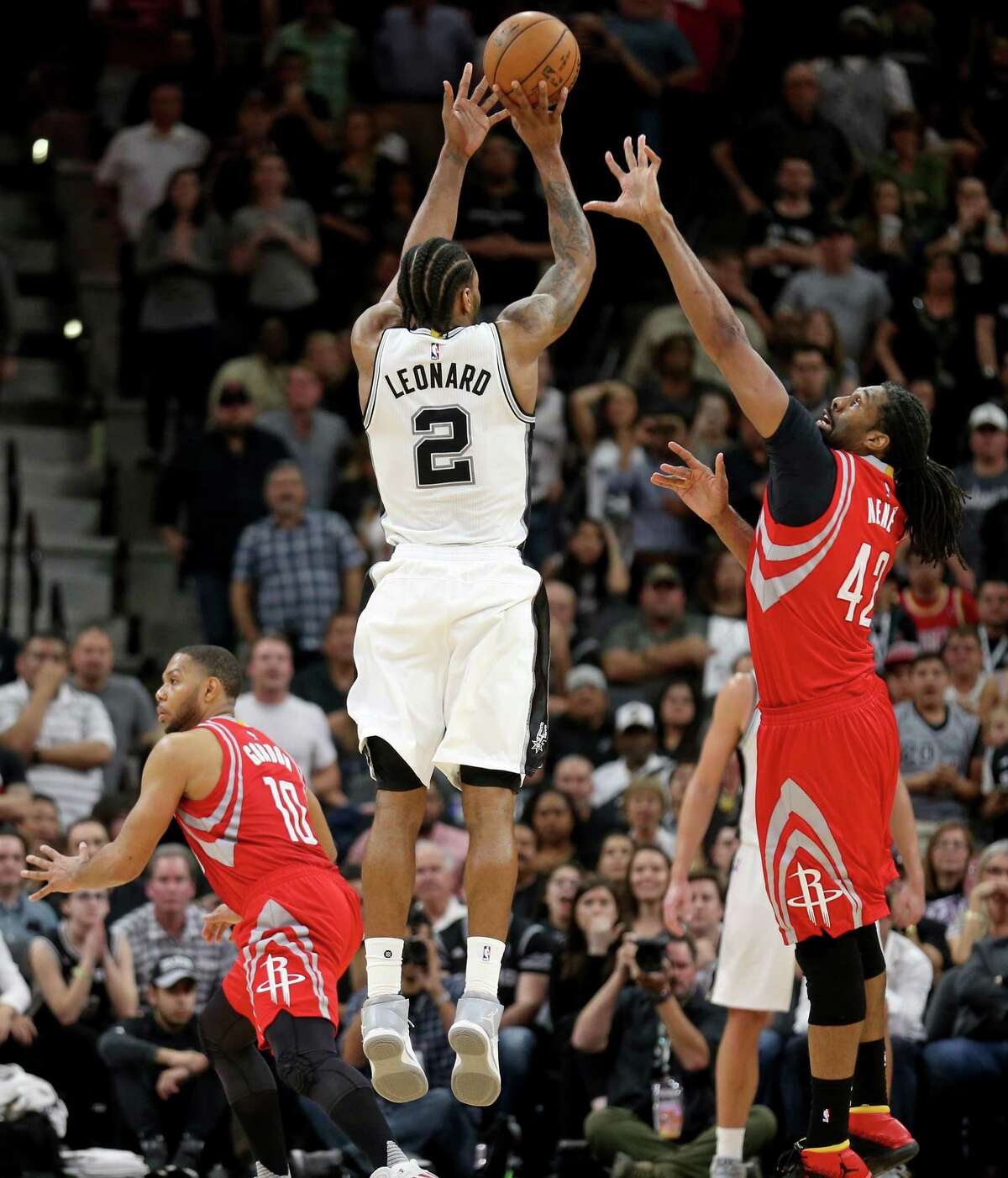 Spurs’ Kawhi Leonard shoots the go-ahead 3-pointer over the Houston Rockets’ Nene on March 6, 2017 at the AT&T Center.