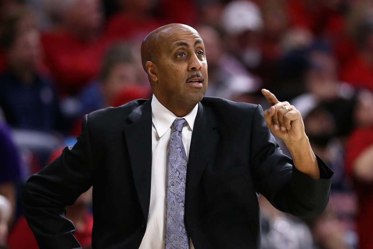 Washington fires basketball coach Lorenzo Romar