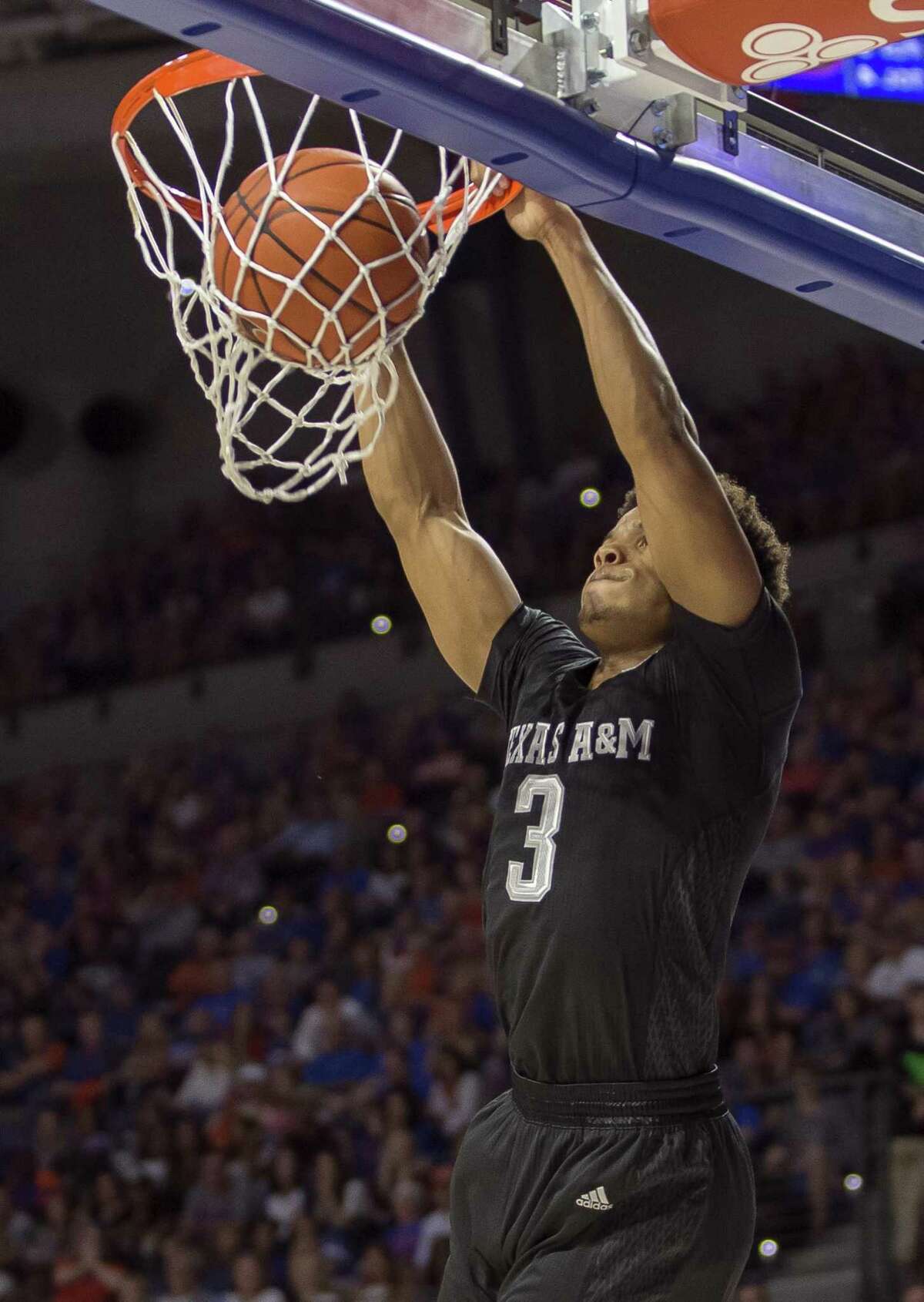 Texas A&M guard Admon Gilder dunks during the first half against Florida in Gainesville, Fla., on Feb. 11, 2017.