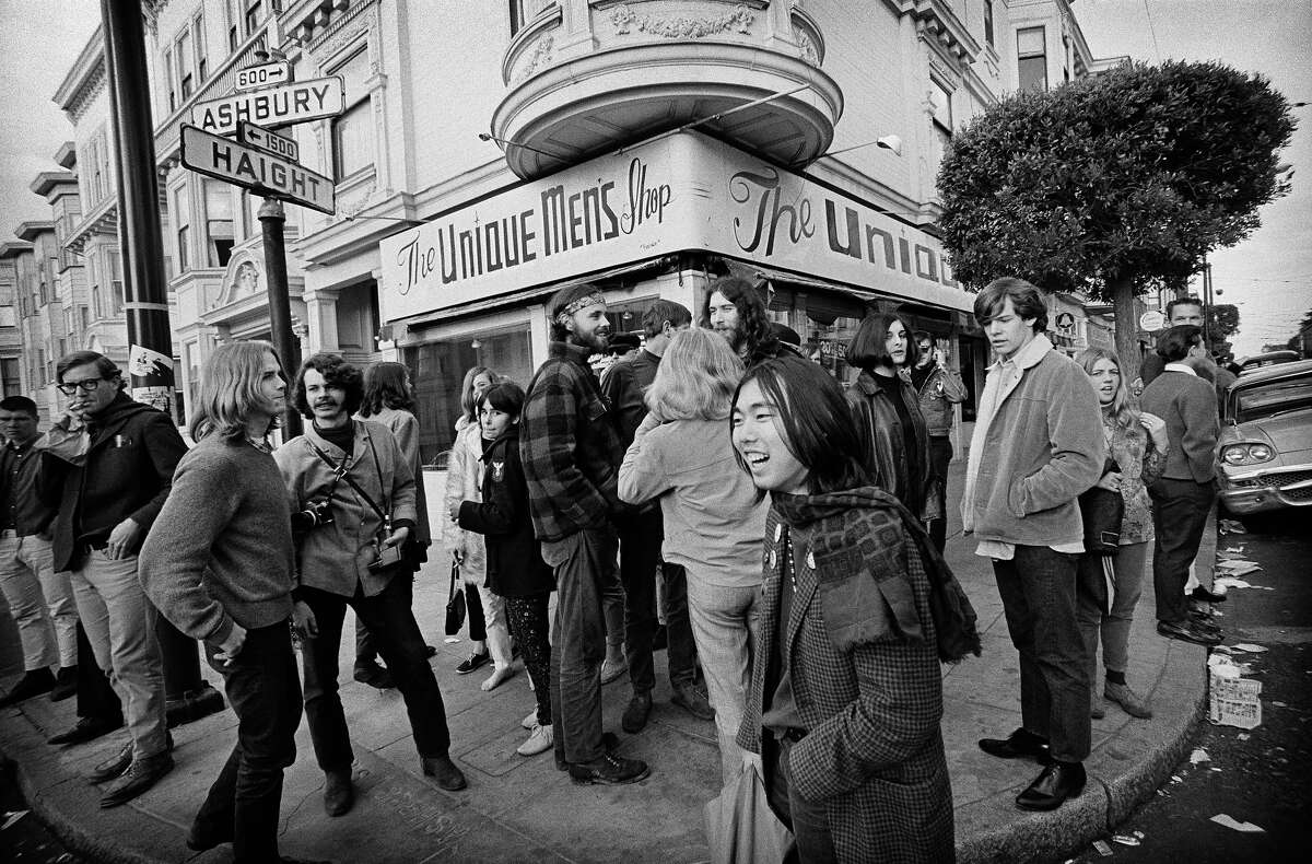1967年，维·瓦尔和Blue Cheer乐队的其他成员站在海特街和阿什伯里街的拐角处。