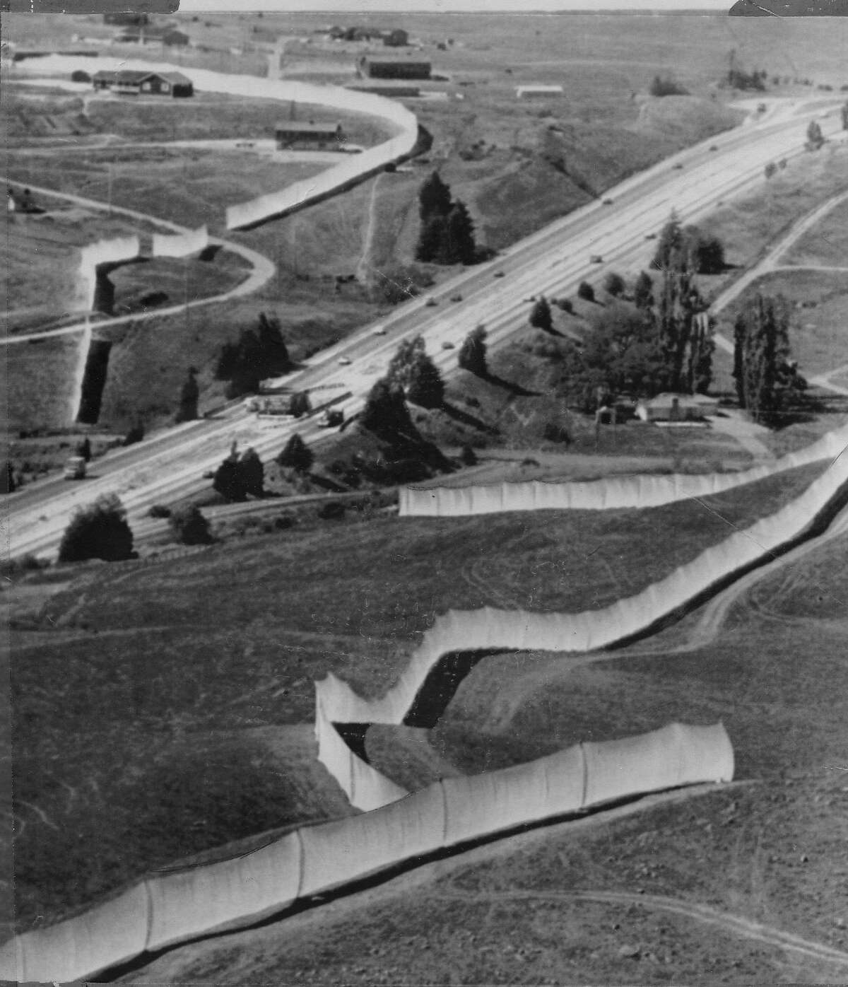 纽约艺术家克里斯托·贾瓦切夫在经过42个月的会议后完成了他的项目:一个24英里长的奔跑围栏。图为101号高速公路两侧的佩塔卢马，1976年9月9日美联社图片